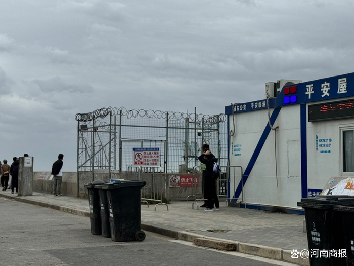 海滩入口处写有"禁止进入海滩"的标识牌