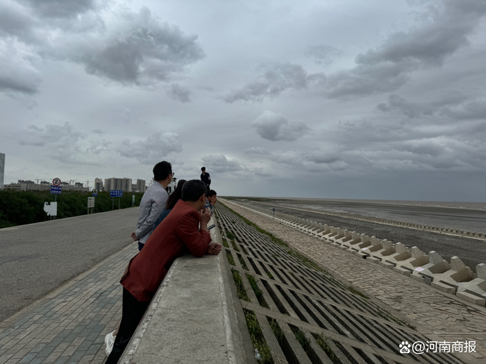 到现场查看的附近居民