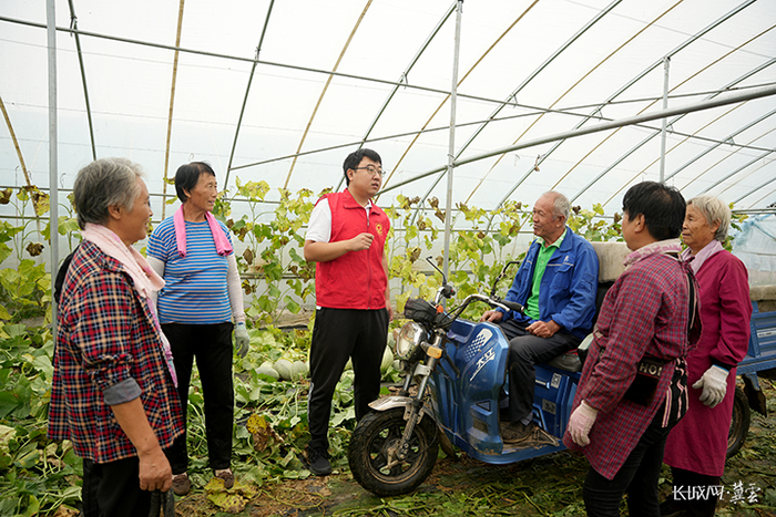 固城镇组织委员张聪正在为当地瓜农开展宣讲。资料图