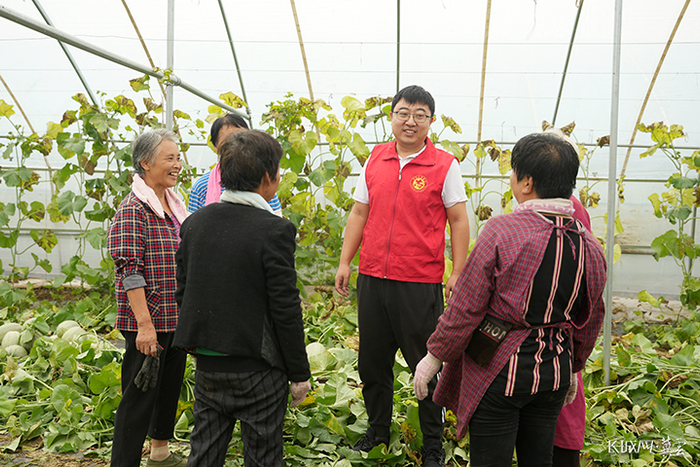 固城镇组织委员张聪正在为当地瓜农开展宣讲。资料图