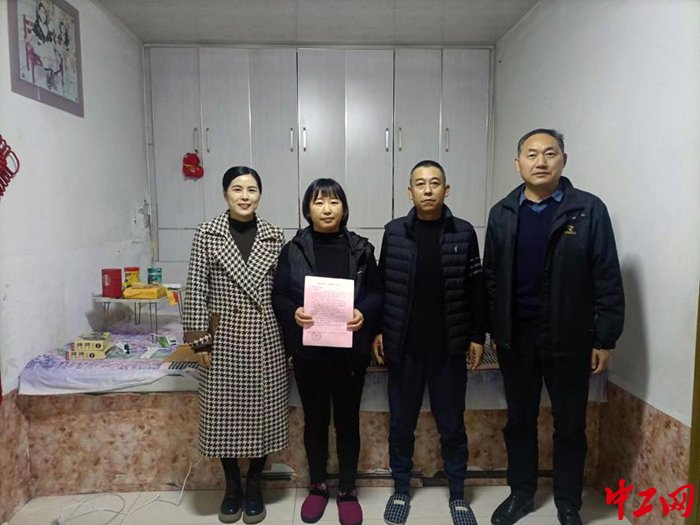 胡曼（左一）在职工家庭走访。受访者供图