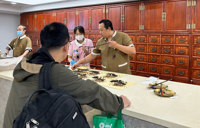 中药房的工作人员正忙着抓药。