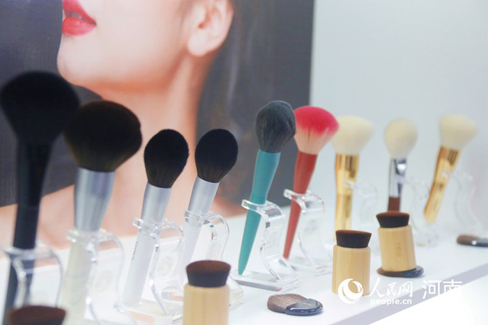 鹿邑县生产的化妆刷在市场上走俏。人民网霍亚平摄