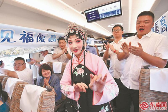 福厦高铁首趟列车上，莆仙戏演员带来精彩表演。 本报记者 林辉 摄