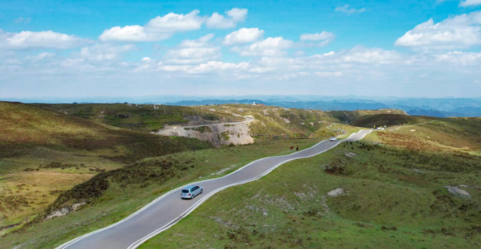 阿西里西大草原上的波浪公路。林民 摄