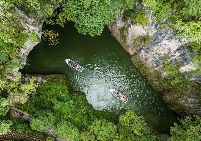 10月5日，游客在贵州省毕节市九洞天景区里乘船观景。罗大富 摄