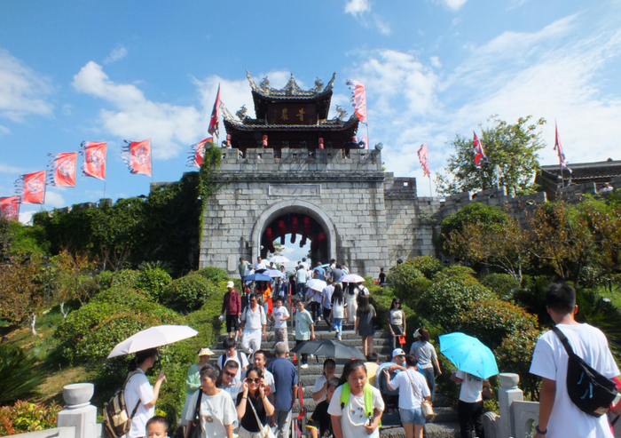 从9月29日起，青岩古镇每天的游客超3万人/次。熊洪全 摄