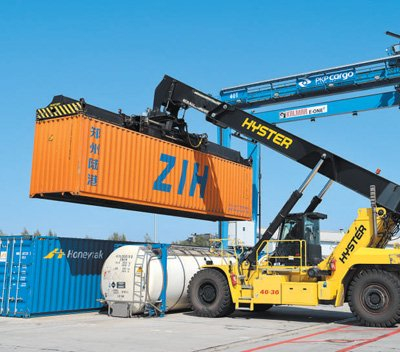 波兰东部边境的马拉舍维奇站是中欧班列的重要枢纽。图为8月29日，在马拉舍维奇铁路货运场站，工人正在进行集装箱吊装作业。