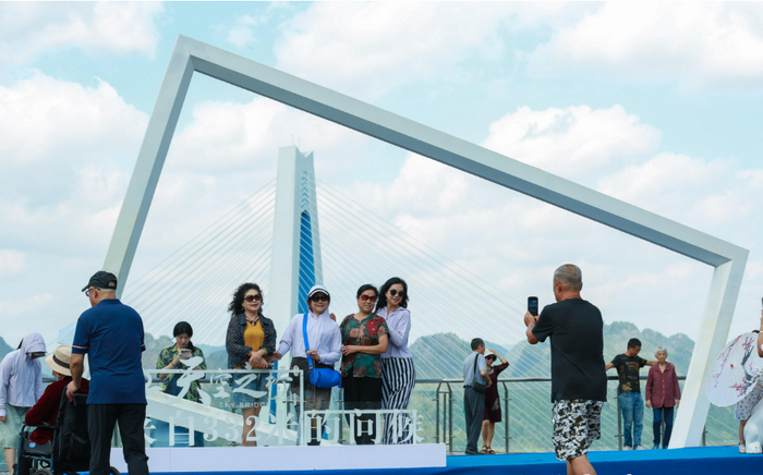 长假期间，平塘县天空之桥观光服务区迎来旅游热潮。肖伟 摄