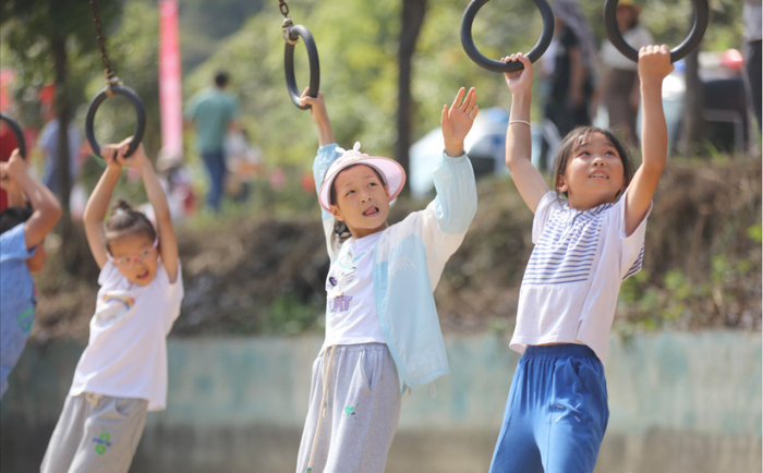 10月2日，小朋友在施秉县云台山景区游乐园游玩。磨桂宾 摄