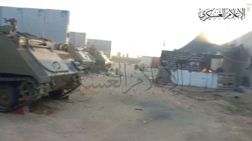 ▲以色列军事基地内被丢下的大量装甲车
