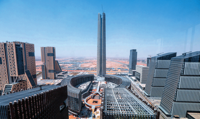 由中国建筑股份有限公司埃及分公司承建的埃及新行政首都中央商务区项目（2023年9月11日摄）艾哈迈德 · 戈马摄 / 本刊