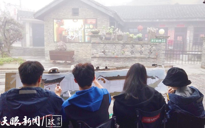 朱砂古镇吸引全国各地美术学院学生前来写生。（图/潘德玉）