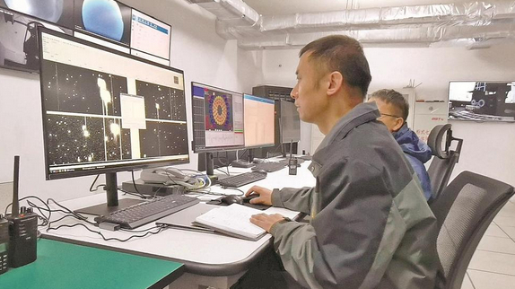 墨子巡天望远镜运维团队查看拍摄的图像。本版图片除署名外均由 李增平 摄