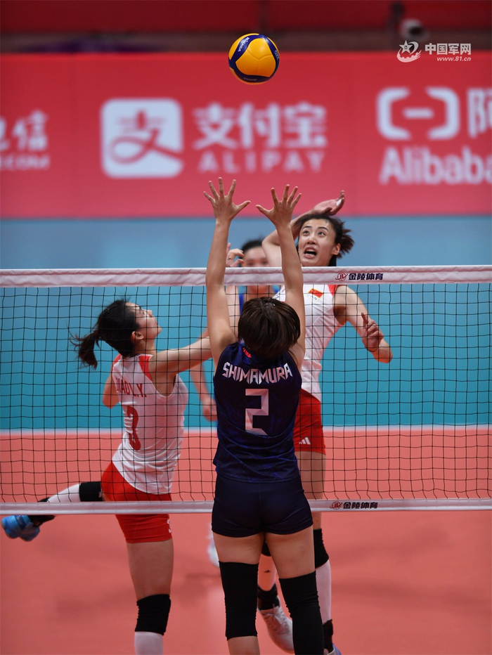 中国女排队员王媛媛(右)在比赛中进攻.解放军报记者 宋雯 摄