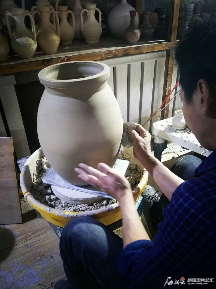 董远甫在专心制作彩陶。潘红萍摄