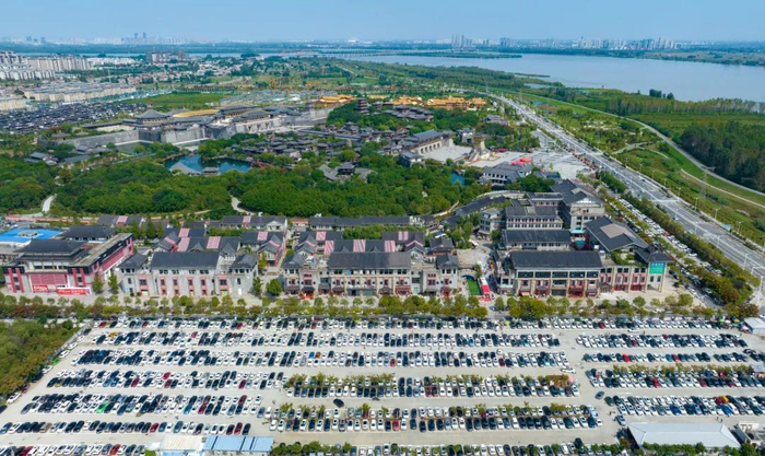 9月30日，我市各景区景点迎来游客高峰，游客们趁着天气正好，尽享假期时光。杨东 摄