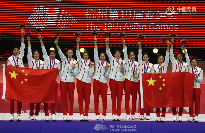 中国女排在颁奖仪式上合影留念.解放军报记者 宋雯 摄