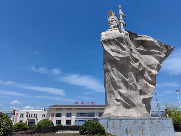 城固北站的张骞雕塑.新华社记者 孙正好 摄