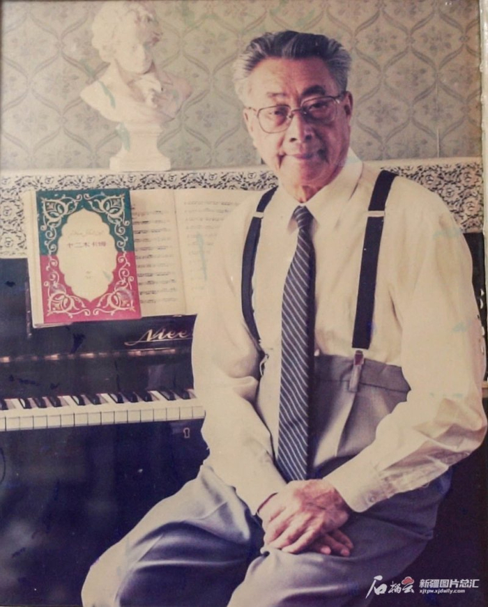 在厦门家中，万桐书把《十二木卡姆》一书摆在客厅醒目位置。（万桐书家人供图）