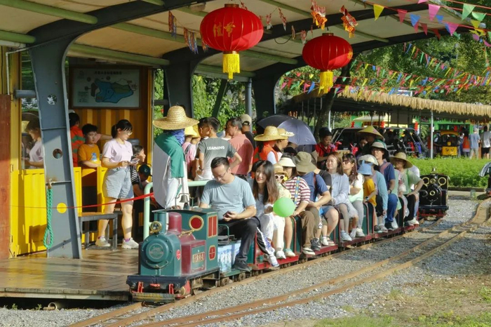 游客在英德九龙小镇体验小火车。受访者供图