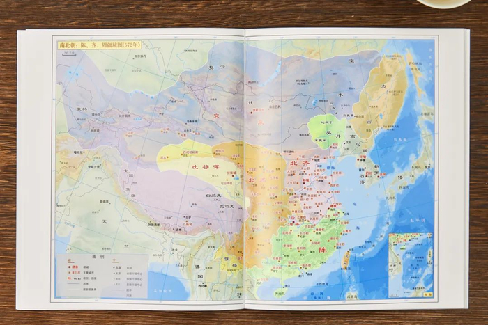 这套书极为少见地以地图与历史相结合视角，将