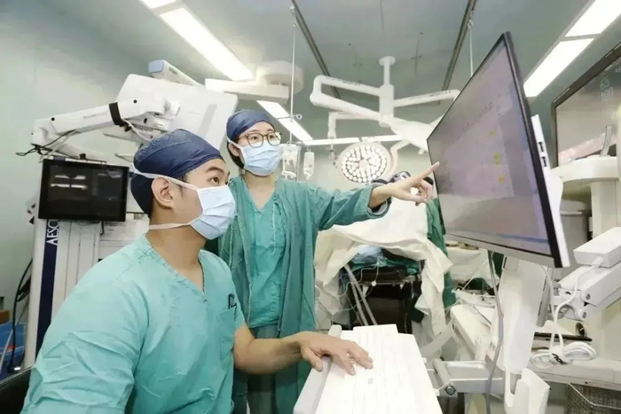 △研究生学员接受临床带教