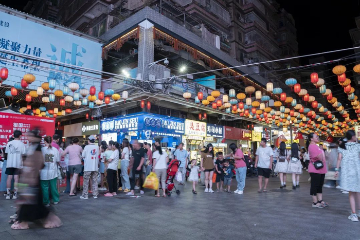 2023年10月5日晚，清城区朝阳里，节日气氛浓厚。清远日报记者 刘淑芳 摄