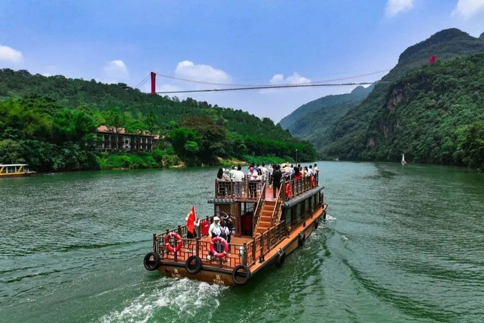 游客在湟川三峡乘船泛游。图片来源：连州发布