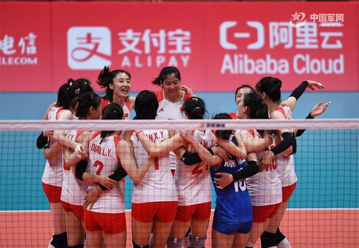 中国女排队员庆祝获胜。解放军报记者 宋雯 摄