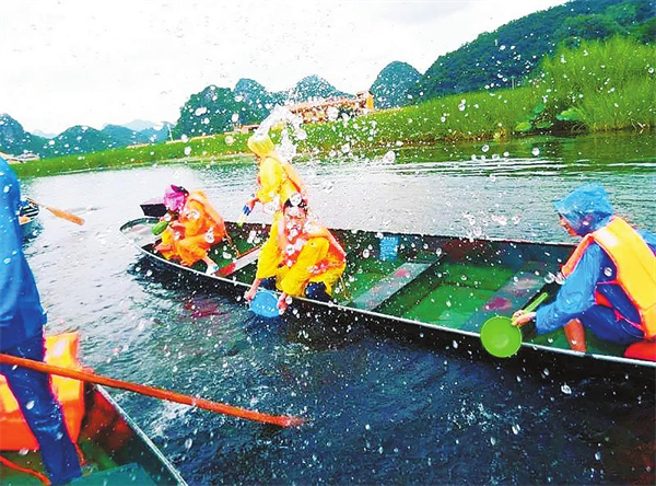 玩在文山 在普者黑景区，游客体验打水仗。文山州文化和旅游局供图