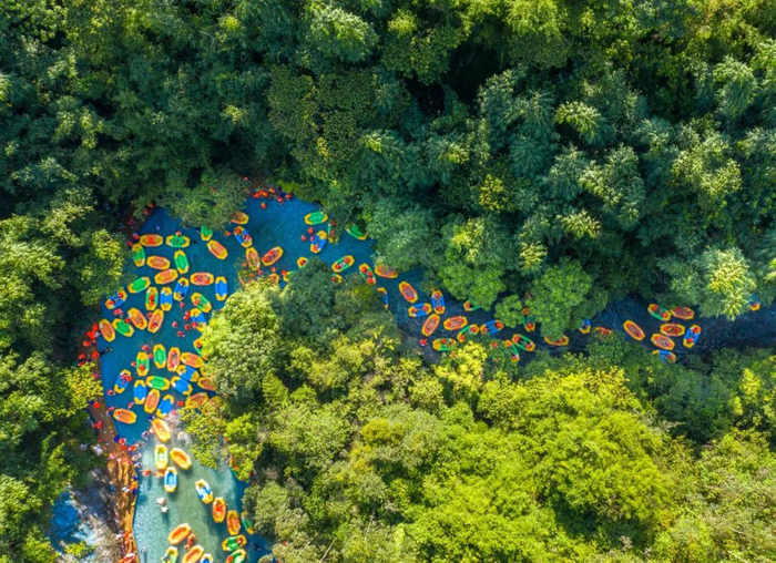 清远漂流是国庆假期旅游热门项目。受访者供图