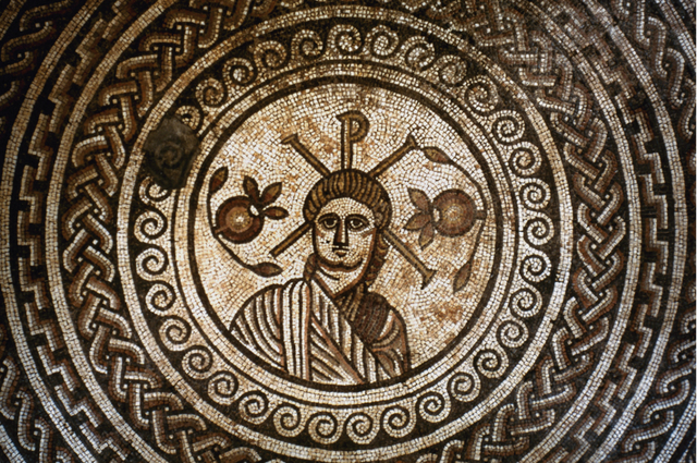 英国多塞特郡欣顿圣玛丽村发现的罗马风格马赛克装饰画，看似耶稣的男子位于两颗石榴之间（《果园小史》内页插图）。