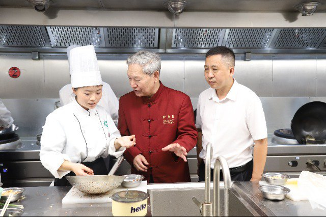 钓鱼台国宾馆原行政总厨、国宴烹饪大师孙永河指导学生实训。学校供图