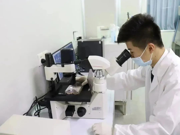 △研究生学员在进行实验工作