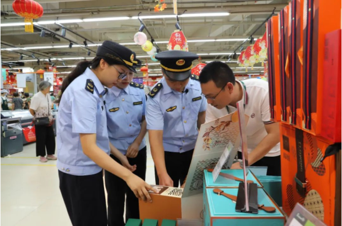 南平市市场监管局对节庆商品进行检查。