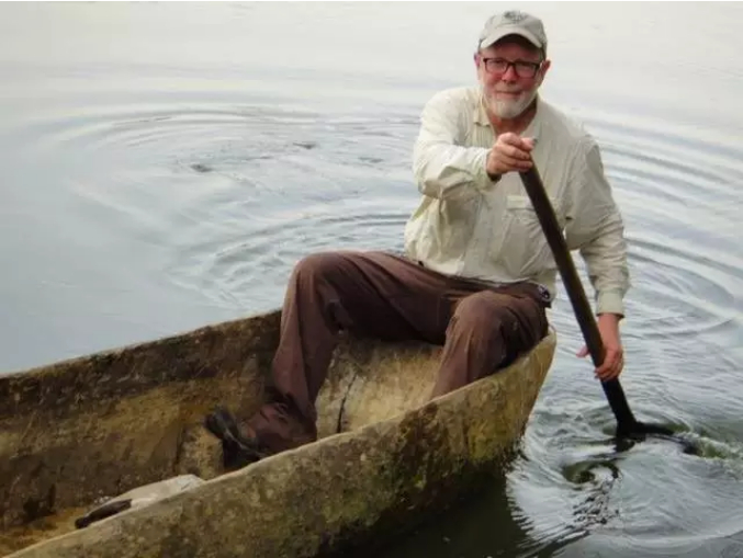 理查德·普雷斯顿在马科纳河上泛舟。西非埃博拉病毒马科纳病毒，就是以此河命名的。图片来源：理查德·普雷斯顿个人网站。