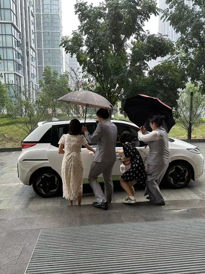 图：全季工作人员为住客撑伞