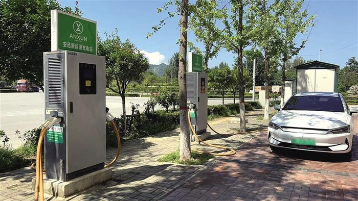 由于在农村充电不方便，商洛市商州区刘湾街道中心村村民邢家俊只能把自己的新能源汽车开到市区充电。 受访者供图