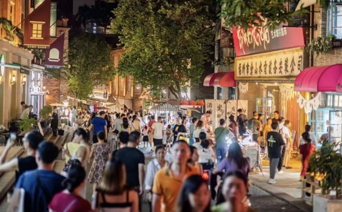 福州烟台山街区市民在逛街消费。福州市商务局 供图