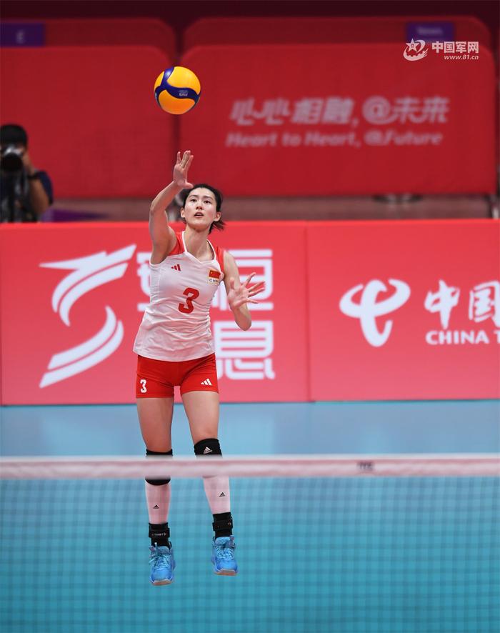 中国女排队员刁琳宇发球。解放军报记者 宋雯 摄
