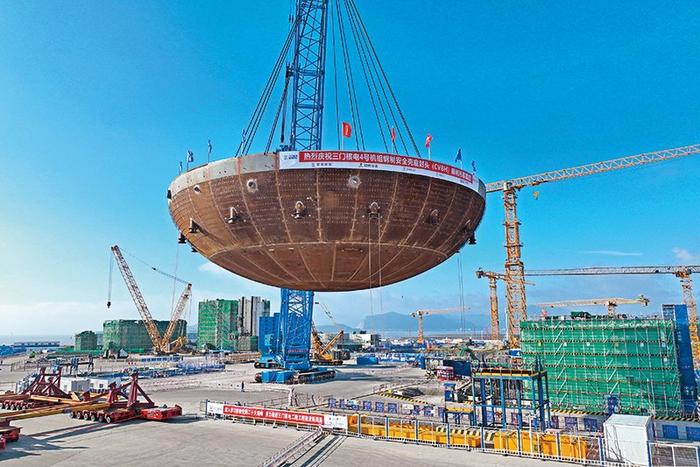 三门核电二期工程 4 号机组核岛钢制安全壳底封头吊装现场(2023 年 5 月 29 日摄) 潘侃俊摄 / 本刊
