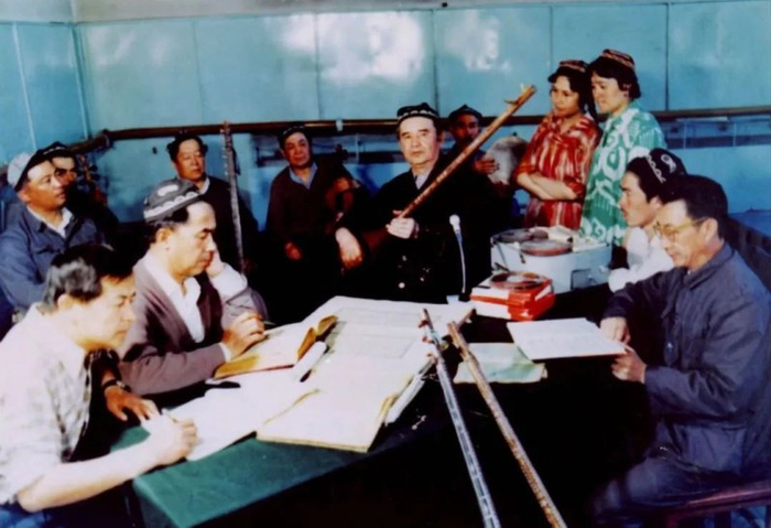 万桐书（右一）和十二木卡姆表演艺术家在一起。（新疆艺术剧院木卡姆艺术团供图）