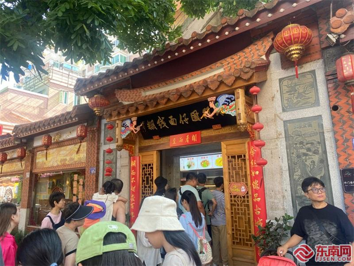 在泉州一家餐饮店门口，消费者在队伍用餐。东南网记者 卢金福 摄