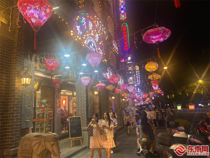 在龙岩中央苏区金融街市民在逛街。东南网记者 卢金福 摄