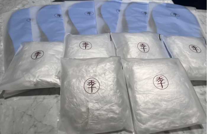 图：全季为住客提供一次性背包套以及防水鞋套