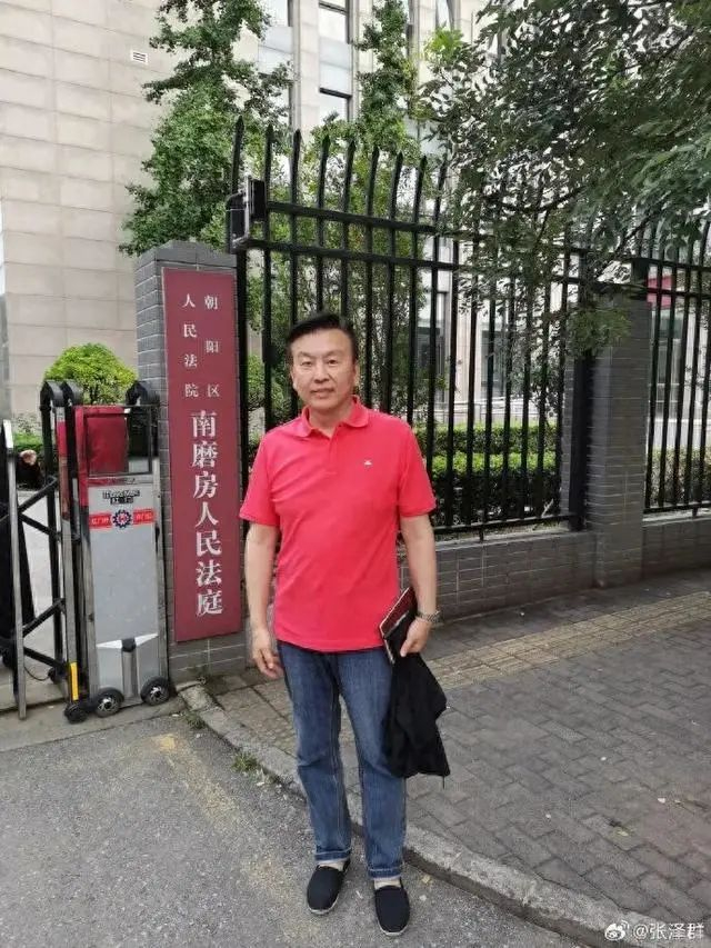 他还晒出在法院门口的照片和相关举报平台的截图，透露显示“提交成功”。