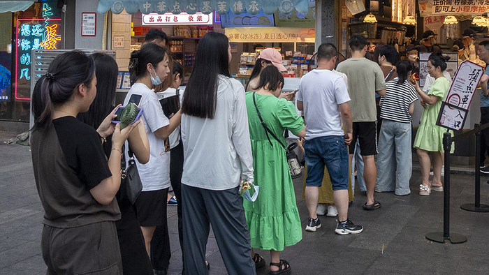 2023年7月31日，长沙，五一广场庙街，游客排队购买饮料。视觉中国 资料图
