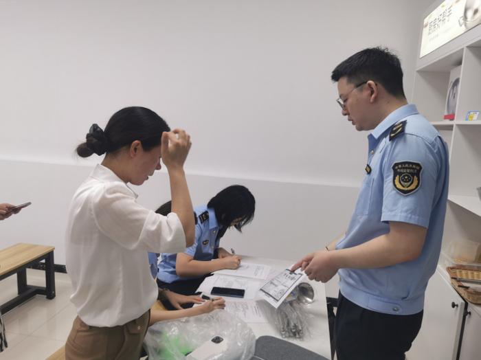 厦门市湖里区市场监管局对旅游购物场所进行执法检查。