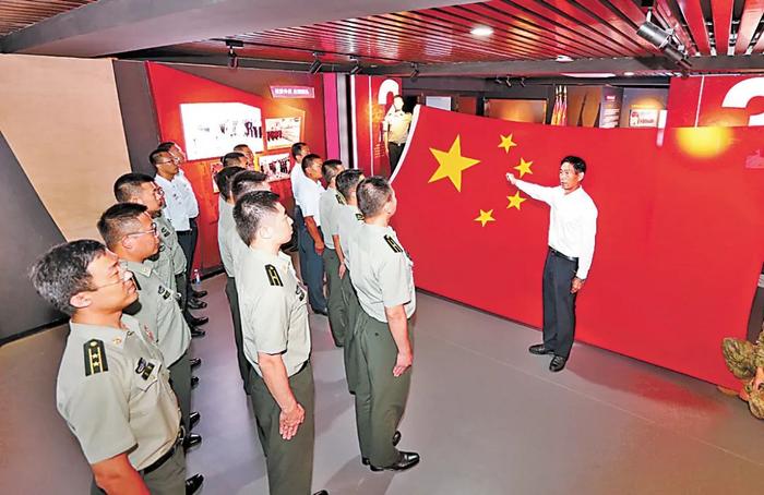 在“大国仪仗·荣成兵”展馆,国旗护卫队老兵周承通为官兵进行讲解。 高 杰摄